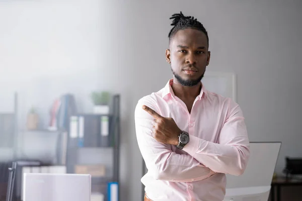 Hombre Afroamericano Señalando Signo Mano Oficina — Foto de Stock