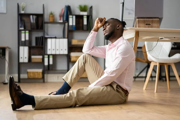 アフリカのビジネス男性会計士は落ち込んで混乱しました 頭痛とストレス — ストック写真