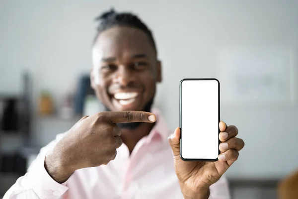 Hombre Africano Sosteniendo Teléfono Celular Teléfono Móvil — Foto de Stock