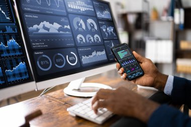 KPI İş Analitik Veri Kontrol Paneli. Analizci Bilgisayar Kullanıyor