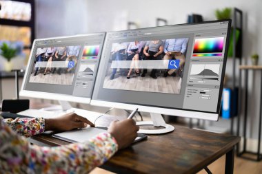 Çoklu Bilgisayar Ekranları Üzerinde Çalışan Grafik Tasarımcı Sanatçısı