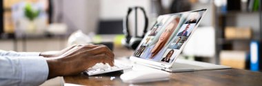 İş Videosu Konferansı Hibrit Laptop 'ta Giyin. Uzak Çağrı