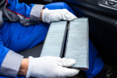 Yeni Temiz Araba Filtresi. Araç temiz hava. Otomobil Bakımı