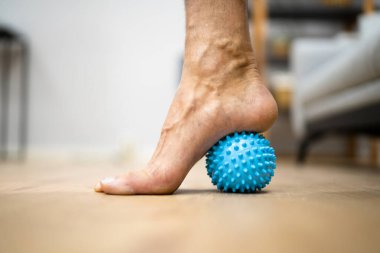 Tetik Noktalı Dikenli Masaj Topuyla Ayak Masajı. Miyofasyal Sürüm