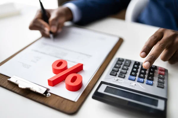 Símbolo Vermelho Porcentagem Frente Empresário Que Calcula Fatura — Fotografia de Stock