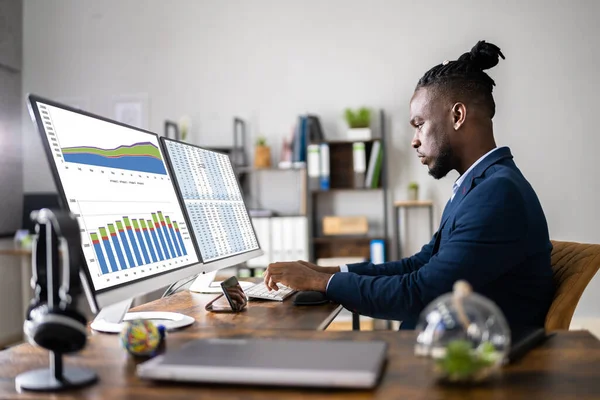 Auditor Empregados Escritório Africano Americano Usando Planilha — Fotografia de Stock