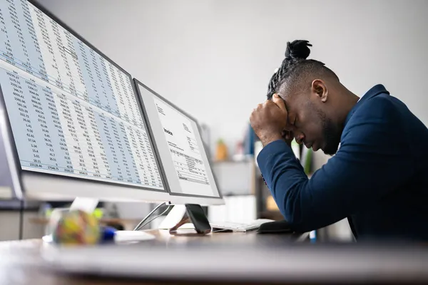 Triste Commercialista Afroamericano Frustrato Con Carico Lavoro Fattura — Foto Stock