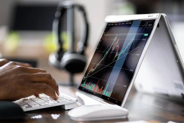 Voorraadgrafiek Hybride Laptop Tablet Afrikaanse Zakenman Met Behulp Van Technologie — Stockfoto