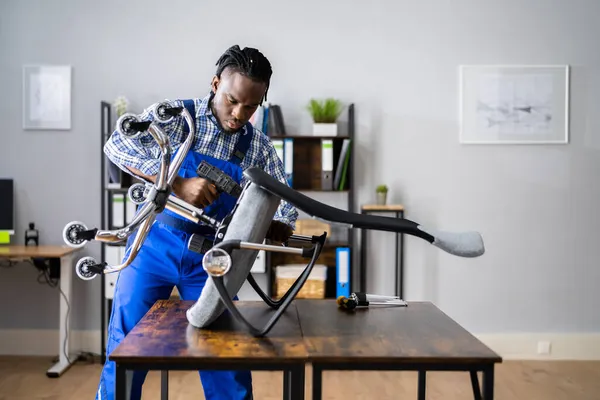 Bürostuhl Montage Und Reparatur Der Mensch Arbeitet Mit Werkzeug — Stockfoto