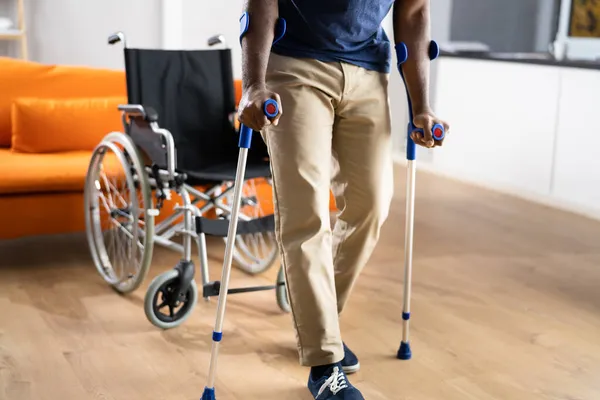 松葉杖を使う男 足の怪我による事故後の者 — ストック写真