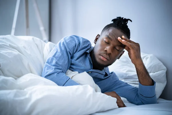 Pria Afrika Amerika Sakit Dengan Sakit Kepala Tempat Tidur — Stok Foto