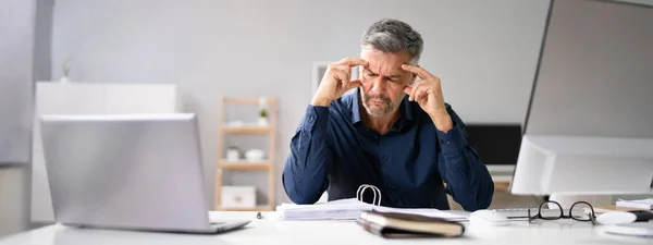 Stressad Revisor Man Med Huvudvärk Ämbetet — Stockfoto