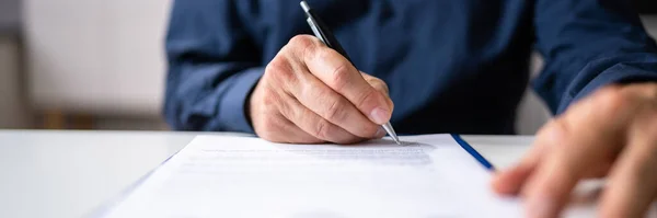 Δικηγόρος Υπογραφή Επιχειρηματικής Σύμβασης Νομικό Έγγραφο — Φωτογραφία Αρχείου