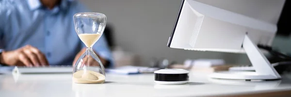 Akhir Invoice Billing Deadline Hourglass Desk — Stok Foto
