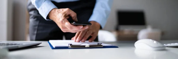 Stjäla Affärshemligheter Foto Med Hjälp Telefon Vid Skrivbordet — Stockfoto