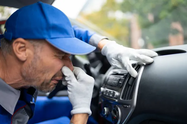 Sprzątanie Kokpitu Człowiek Nie Może Oddychać Podczas Czyszczenia Samochodu — Zdjęcie stockowe