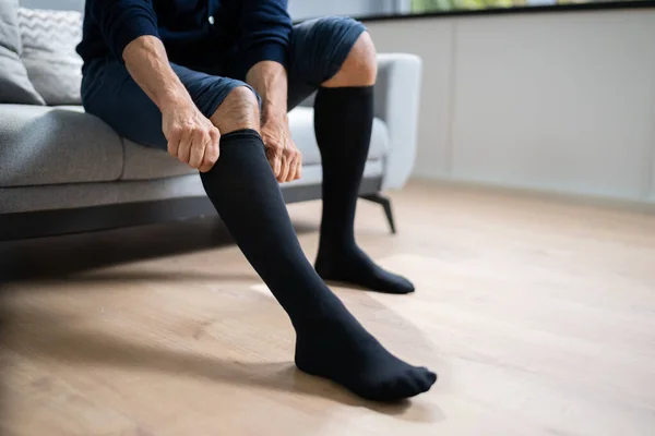 Adam Bacaklarına Tıbbî Baskı Çorapları Giyiyor — Stok fotoğraf