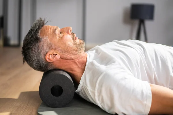 Treinamento Saudável Esporte Exercício Pescoço Rolo Espuma Assoalho — Fotografia de Stock