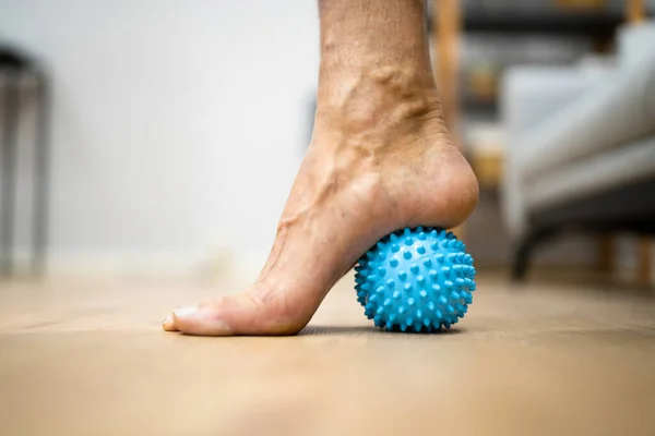 トリガーポイントスパイシーなマッサージボールを使用して足のマッサージ Myofascialリリース — ストック写真