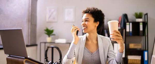 Röstigenkänning Afrikansk Kvinna Pratar Med Röst Assistent — Stockfoto