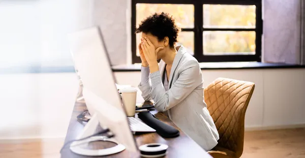 Femme Affaires Africaine Fatiguée Bouleversée Avec Head Ache — Photo