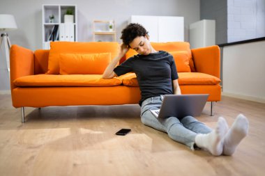 Sıkıcı Mutsuz Kadın Çevrimiçi Sanal Ders Giyiyor