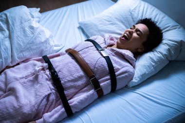 Uyku Felci ve Uyurgezer Afrikalı Kadın