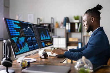 KPI İş Analitik Veri Kontrol Paneli. Analizci Bilgisayar Kullanıyor