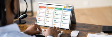 Üstü açılır Melez Bilgisayar Ekranındaki Scrum Agile Projesi