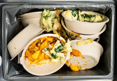 Çöpe ya da çöp kutusuna atılmış yemek artıkları