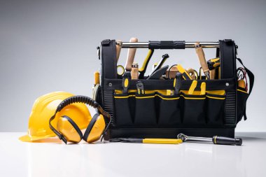 Gri arkaplanda Araç Kutusunda Çeşitli Elle Araçlar ve Donanım