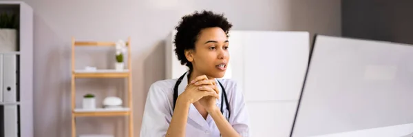 Professionell Afroamerikansk Doktor Kvinna Videokonferens — Stockfoto