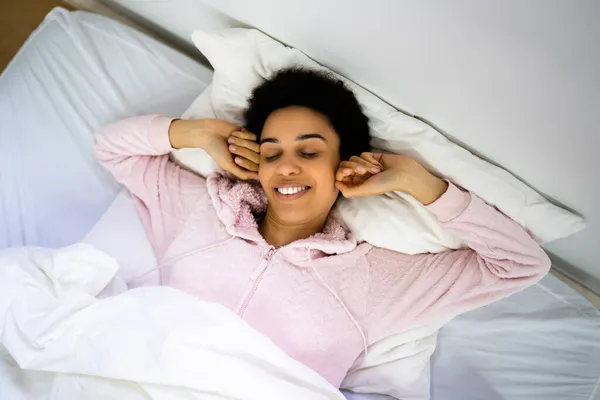 Afrikanische Bequeme Frau Wacht Auf Bequemer Schlaf — Stockfoto