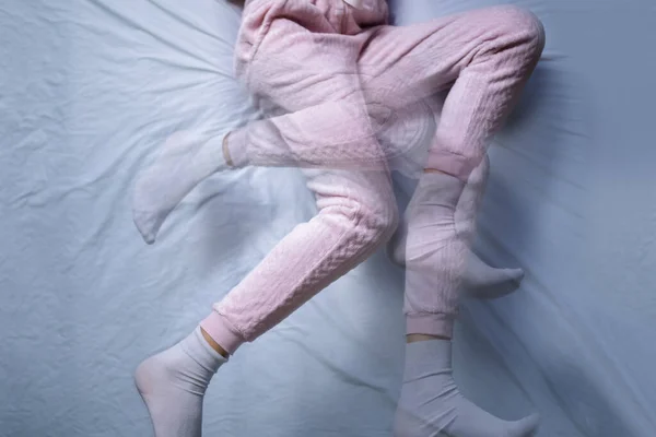 Афроамериканка Синдромом Беспокойных Ног Rls Спать Кровати — стоковое фото