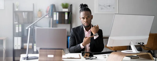アフリカ系アメリカ人ビジネスの男性はストレス下での締め切りスケジュール圧力 — ストック写真