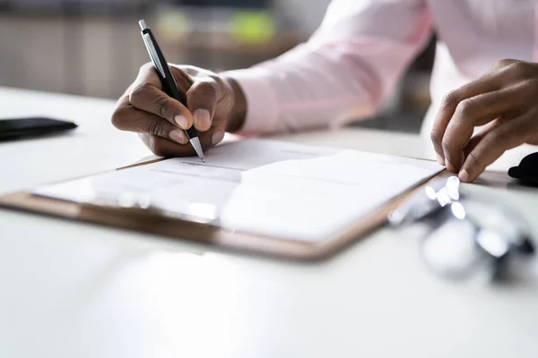 Afrikansk Advokat Juridisk Affärsdokument Eller Avtal — Stockfoto