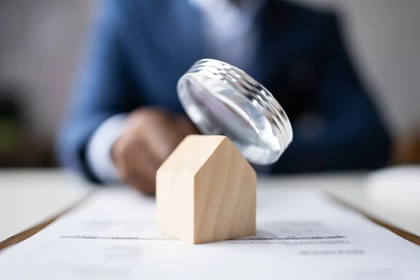 Huis Huisinspectie Met Behulp Van Vergrootglas Belasting Verzekeringen — Stockfoto