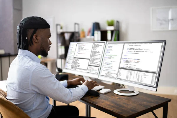 Codificador Afroamericano Usando Computadora Escritorio Desarrollador Web —  Fotos de Stock