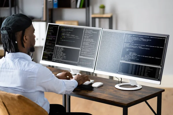 Codificador Afroamericano Usando Computadora Escritorio Desarrollador Web — Foto de Stock