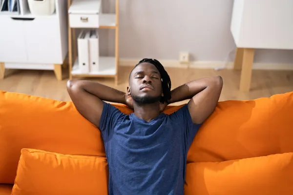 Afro Americano Homem Relaxante Sofá Sofá — Fotografia de Stock