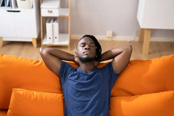 Afro Amerikaanse Man Ontspannen Bank Bank — Stockfoto