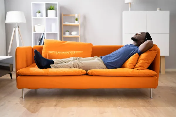 Inggris African American Man Relaxing Sofa Couch — Stok Foto