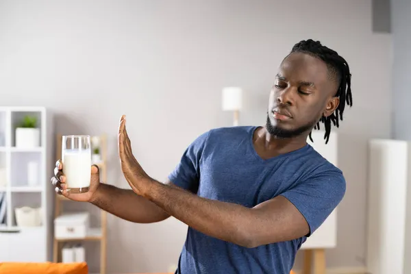 African Male Refusing Milk Inglés Alergia Los Alimentos Lácteos —  Fotos de Stock