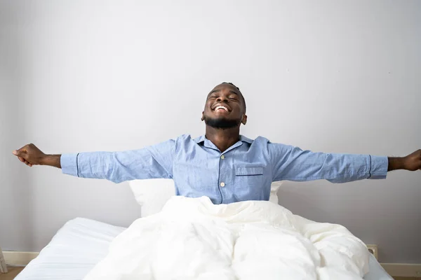 Jovem Feliz Sorrindo Homem Africano Acordando Quarto — Fotografia de Stock