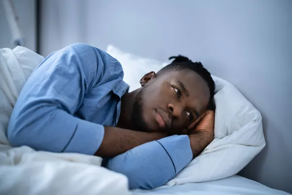 Jovem Sofrendo Insônia Deitada Sua Cama — Fotografia de Stock