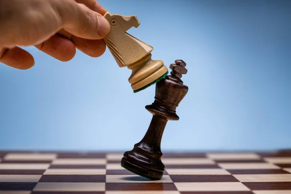 Schachspieler Unternimmt Einen Schachzug Königsfigur Besiegen — Stockfoto
