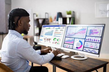 KPI İş Analitik Veri Kontrol Paneli. Analizci Bilgisayar Kullanıyor