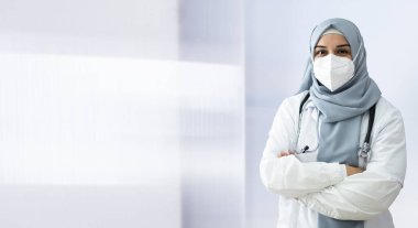 Laboratuvarda çalışan kadın doktor.
