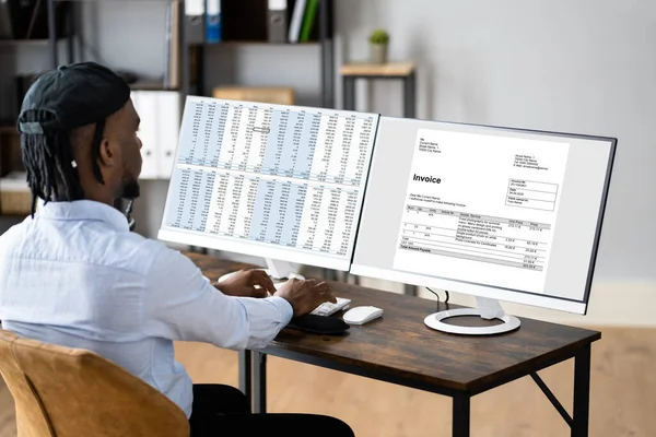 Guardando Fattura Foglio Calcolo Sul Computer Lavoro — Foto Stock