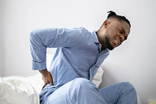 Homem Sofrendo Dor Nas Costas Sentado Cama — Fotografia de Stock